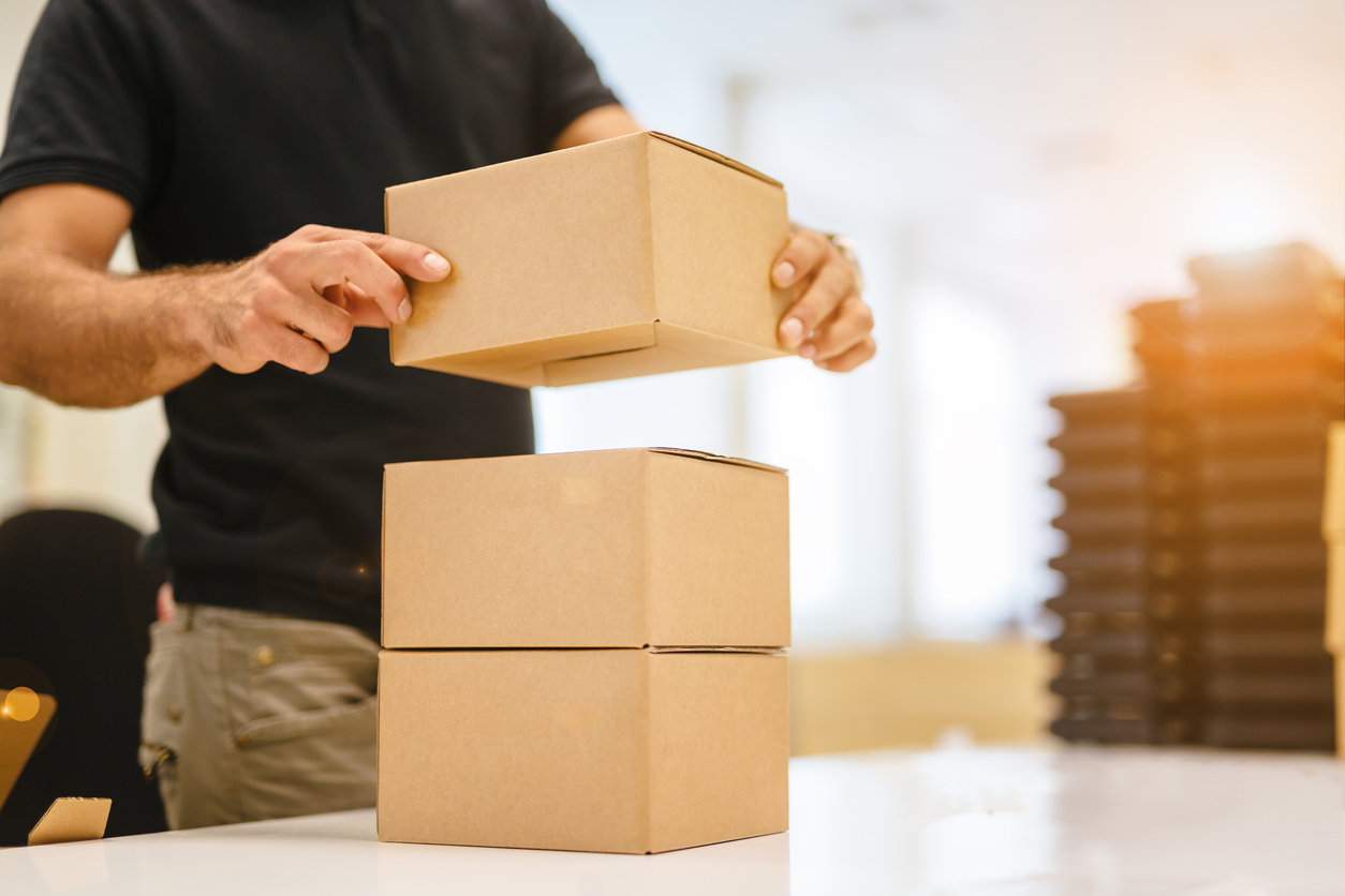 Umzugsspedition packt Ihre Kartons ein