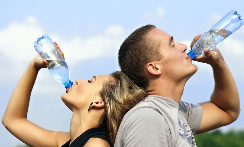umzugshelfer trinken viel wasser beim umzug